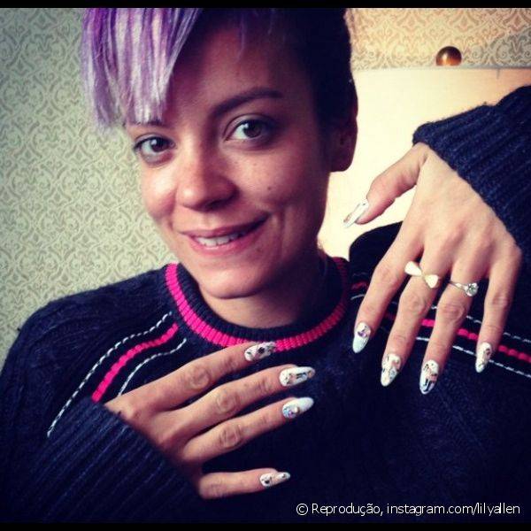 Lily Allen e conhecida pela article_media_new_1inalidade de seu estilo, e as suas manicures j? s?o famosas no mundo da nail art